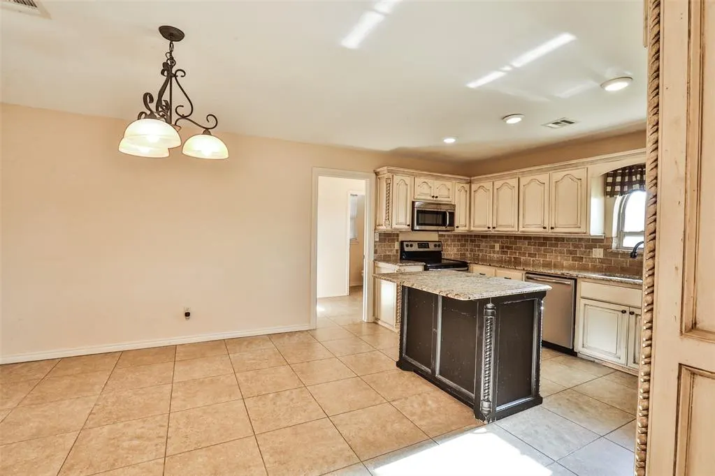 Photo 7 — 10016 Kingsgate Drive, Oklahoma City, OK 73159
