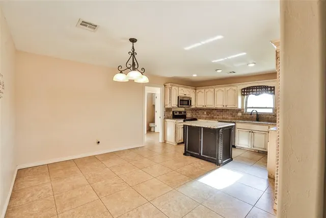 Photo 8 — 10016 Kingsgate Drive, Oklahoma City, OK 73159