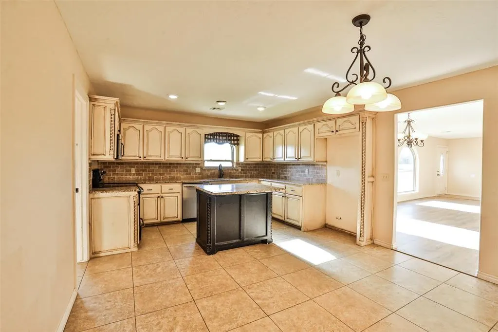 Photo 9 — 10016 Kingsgate Drive, Oklahoma City, OK 73159