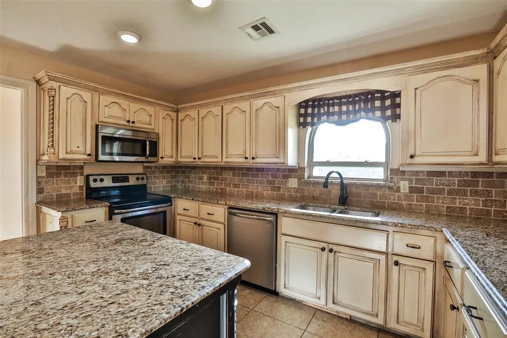 Photo 10 — 10016 Kingsgate Drive, Oklahoma City, OK 73159
