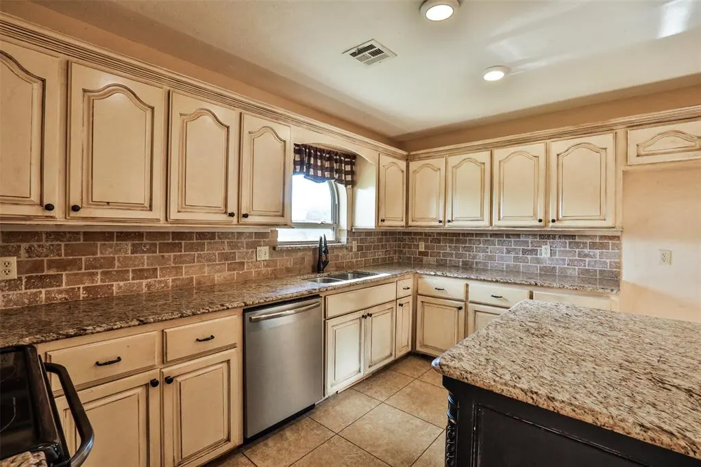Photo 11 — 10016 Kingsgate Drive, Oklahoma City, OK 73159