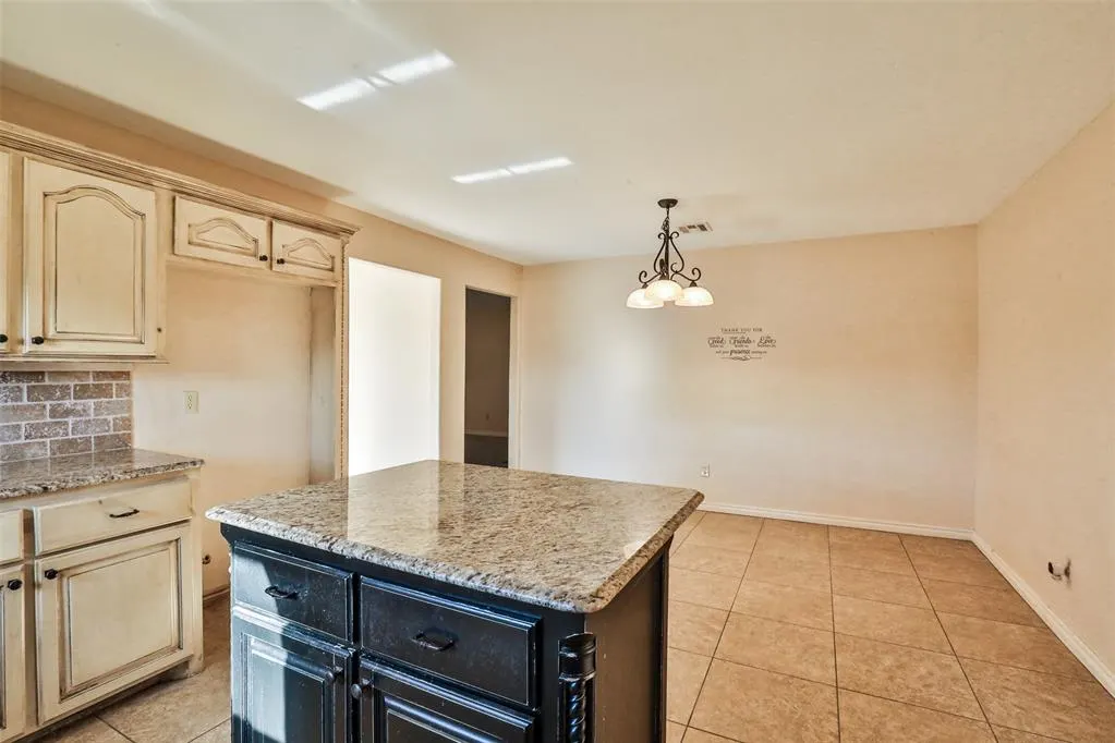 Photo 12 — 10016 Kingsgate Drive, Oklahoma City, OK 73159