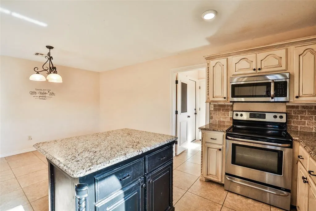 Photo 13 — 10016 Kingsgate Drive, Oklahoma City, OK 73159