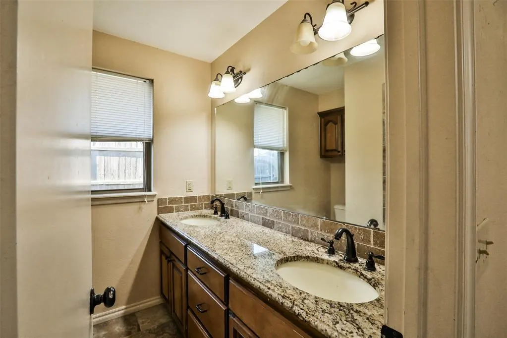 Photo 33 — 10016 Kingsgate Drive, Oklahoma City, OK 73159