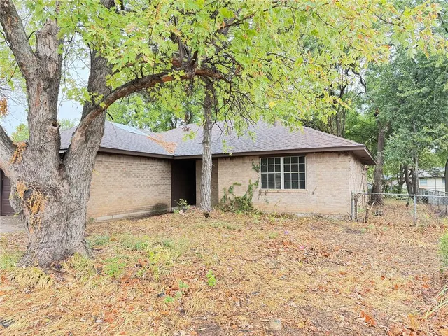 Photo 2 — 619 W Hillcrest Drive, Mustang, OK 73064