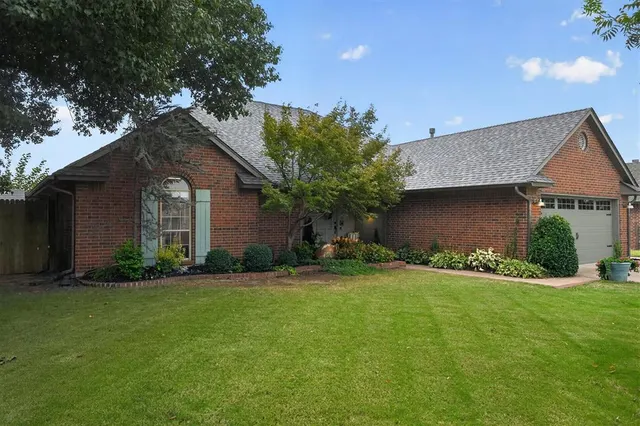 Photo 2 — 1916 Mark Road, Edmond, OK 73003