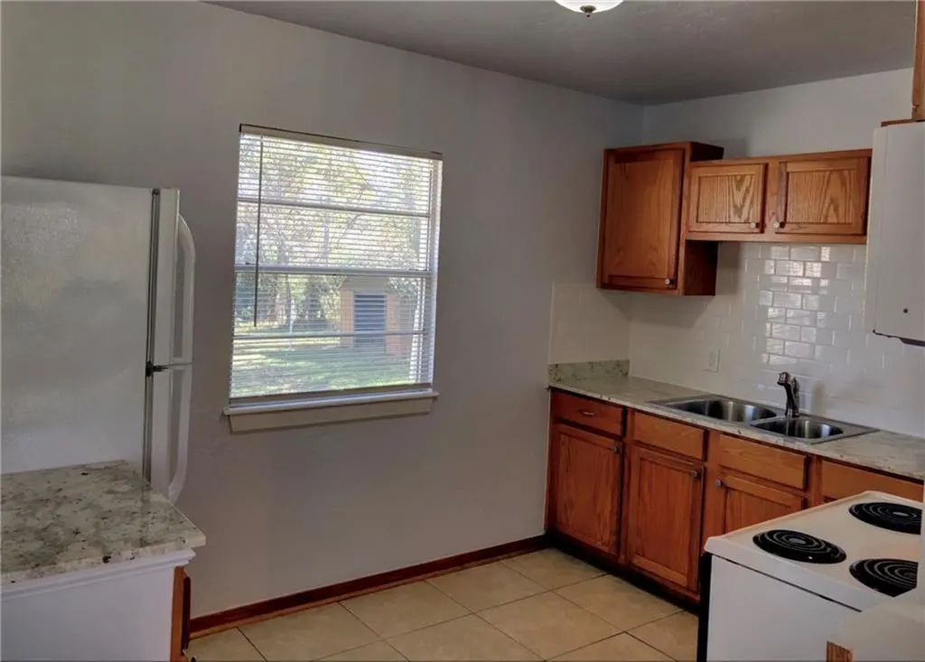 Photo 11 — 812 N Midwest Boulevard, Midwest City, OK 73110