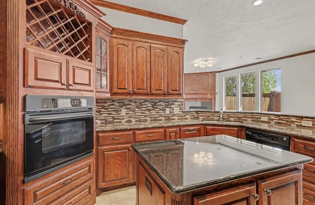 Photo 5 — 13608 Legacy Court, Oklahoma City, OK 73170
