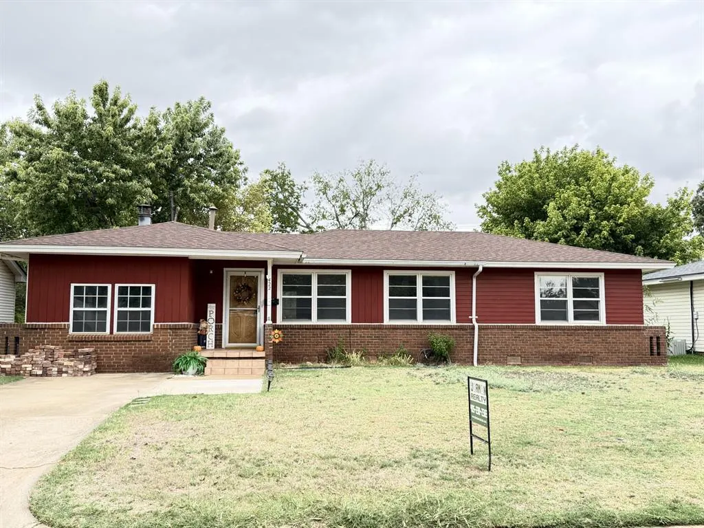 Front exterior — 422 Northcutt Drive, Lindsay, OK 73052