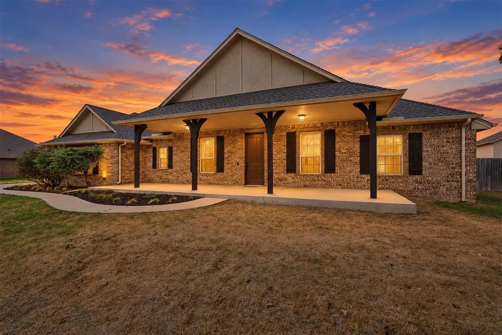Front exterior — 12205 Autumn Brook, Guthrie, OK 73044