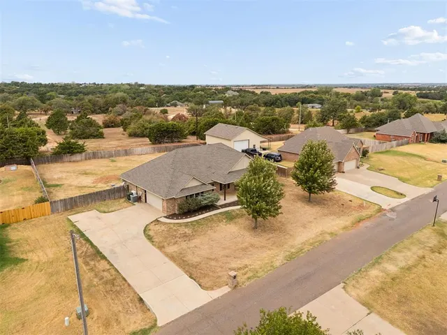 Photo 8 — 12205 Autumn Brook, Guthrie, OK 73044