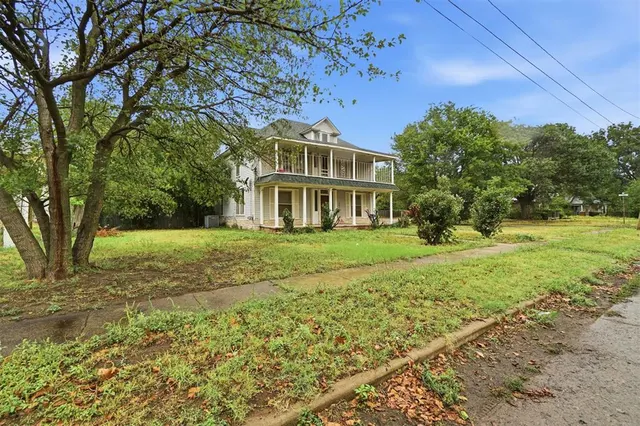 Photo 4 — 421 N Kentucky Avenue, Mangum, OK 73554