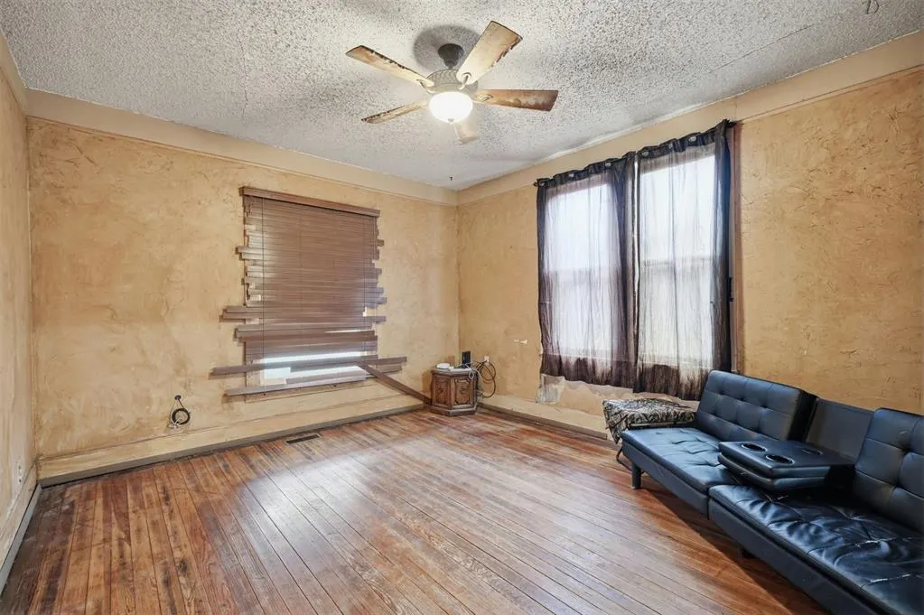 Photo 11 — 421 N Kentucky Avenue, Mangum, OK 73554