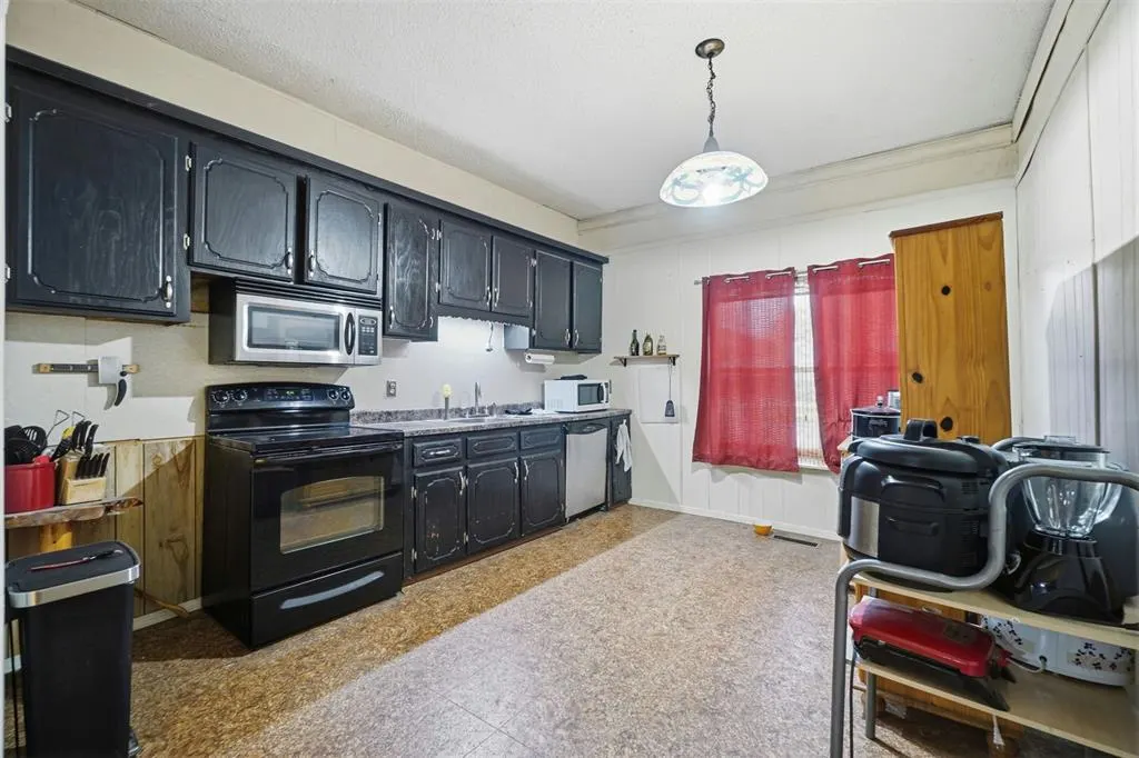 Photo 16 — 421 N Kentucky Avenue, Mangum, OK 73554