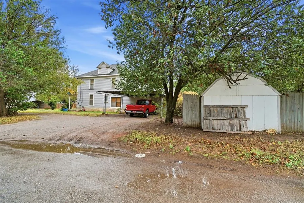 Photo 44 — 421 N Kentucky Avenue, Mangum, OK 73554
