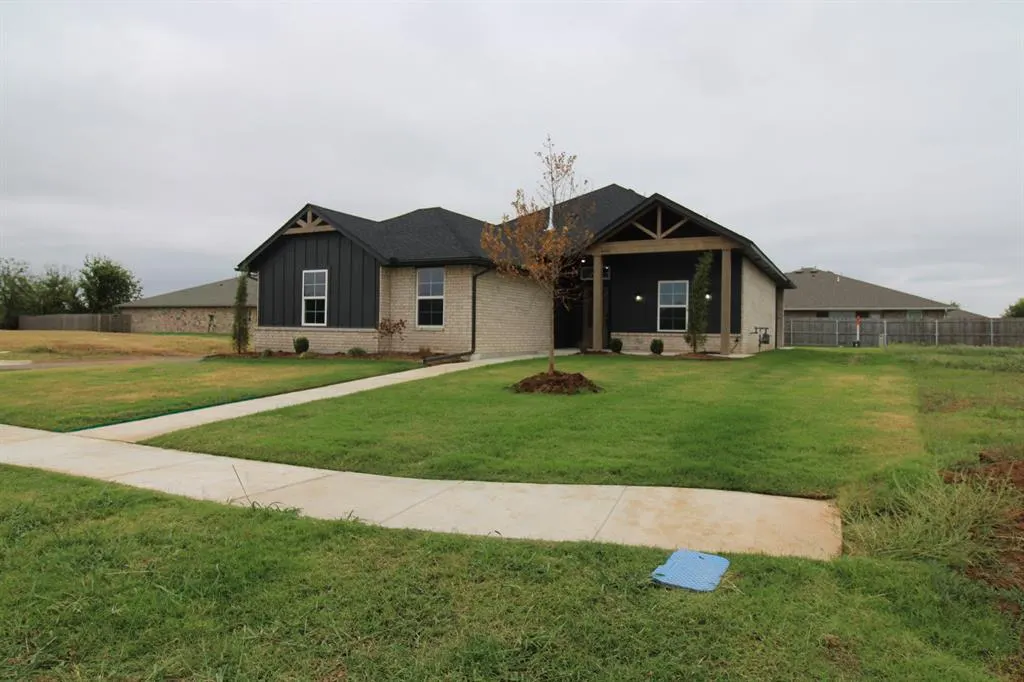 Front exterior — 606 Laurel Grove, Washington, OK 73093
