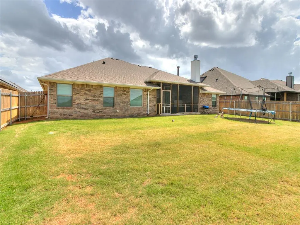 Photo 14 — 9225 NW 88th Street, Yukon, OK 73099