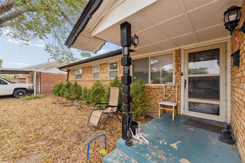 Photo 2 — 908 SW 3rd Street, Moore, OK 73160