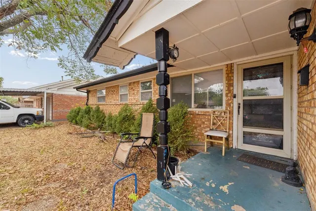 Photo 2 — 908 SW 3rd Street, Moore, OK 73160