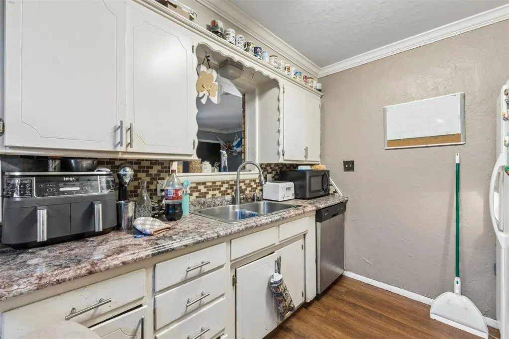 Photo 9 — 908 SW 3rd Street, Moore, OK 73160