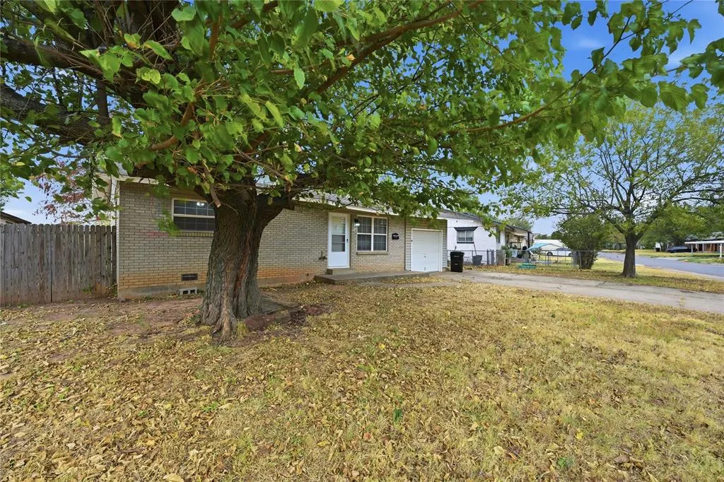 Photo 2 — 2117 Queensbury Road, Moore, OK 73160