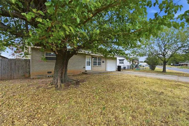 Photo 2 — 2117 Queensbury Road, Moore, OK 73160