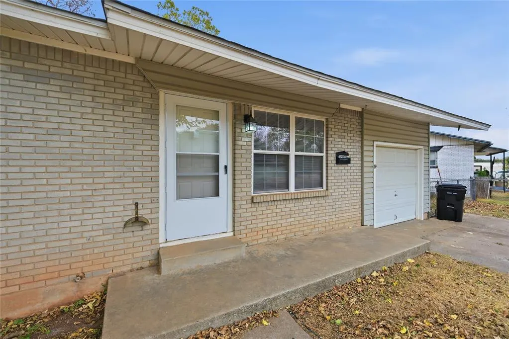 Photo 3 — 2117 Queensbury Road, Moore, OK 73160