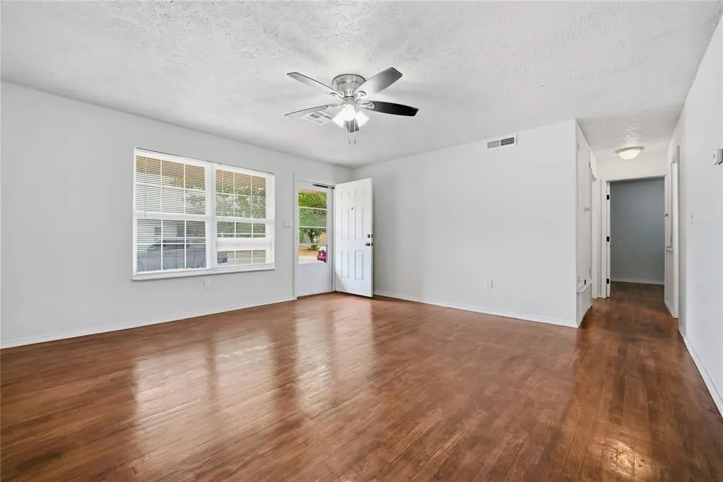 Photo 4 — 2117 Queensbury Road, Moore, OK 73160