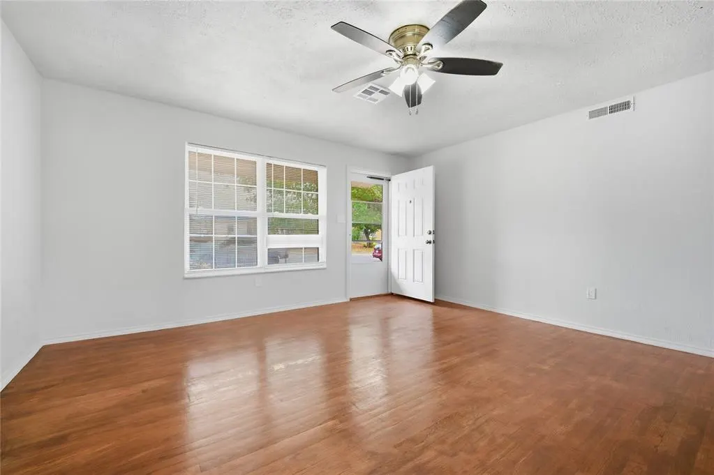 Photo 5 — 2117 Queensbury Road, Moore, OK 73160