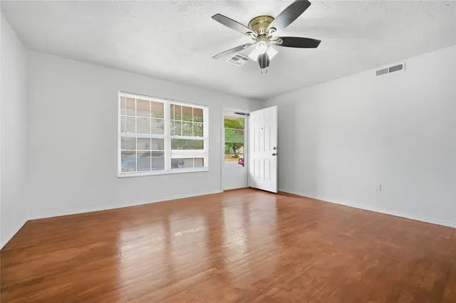 Photo 5 — 2117 Queensbury Road, Moore, OK 73160