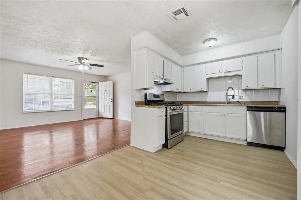 Photo 9 — 2117 Queensbury Road, Moore, OK 73160