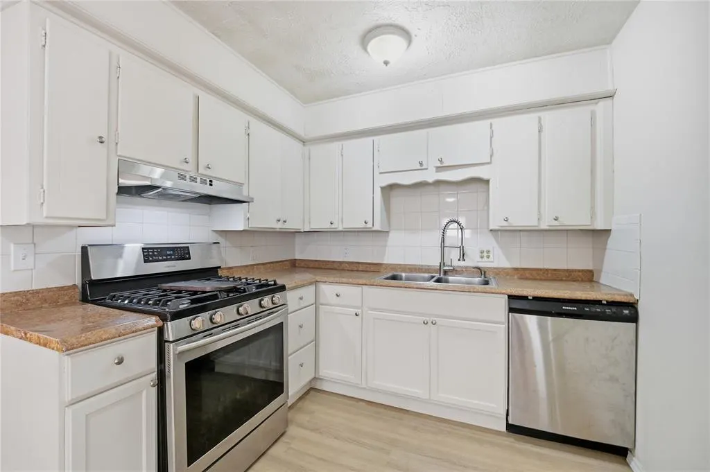 Photo 10 — 2117 Queensbury Road, Moore, OK 73160