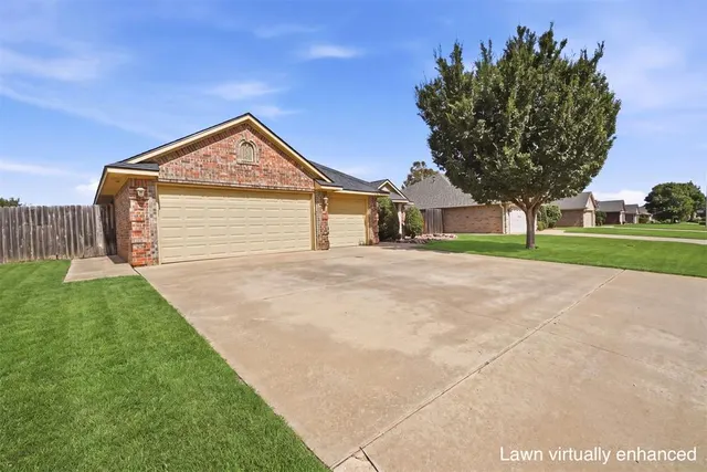 Photo 2 — 805 Candace Lane, Altus, OK 73521