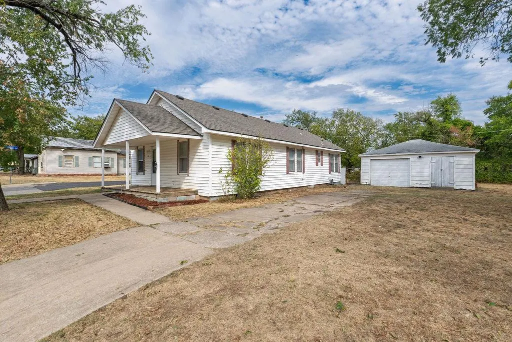 Photo 3 — 1229 N Center Avenue, Shawnee, OK 74801