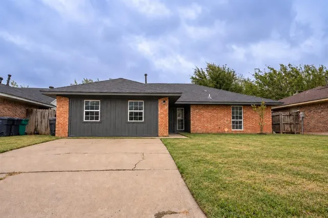 Photo 2 — 833 NW 115th Street, Oklahoma City, OK 73114
