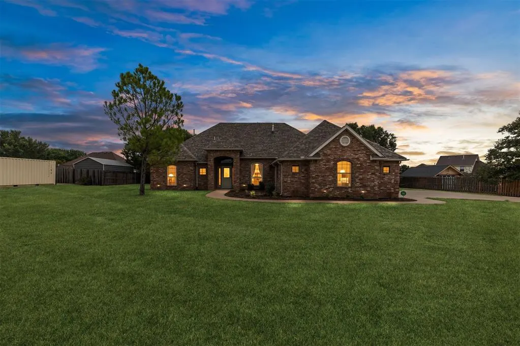 Photo 2 — 12 NW Ashbury Way, Lawton, OK 73505