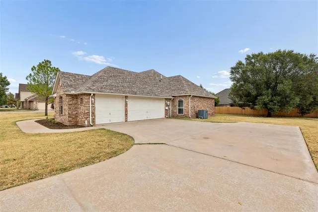 Photo 7 — 12 NW Ashbury Way, Lawton, OK 73505