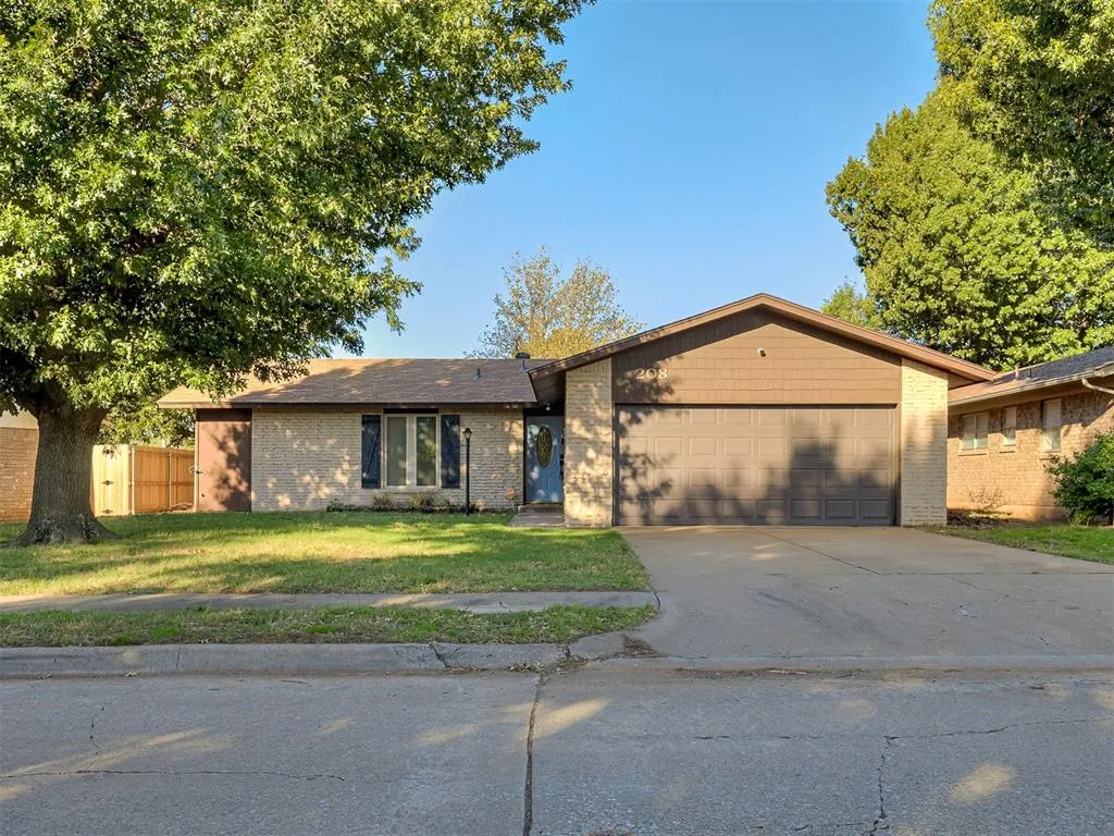 Front exterior — 208 N Briarwood Street, Yukon, OK 73099