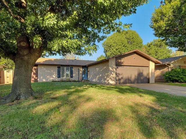 Photo 2 — 208 N Briarwood Street, Yukon, OK 73099