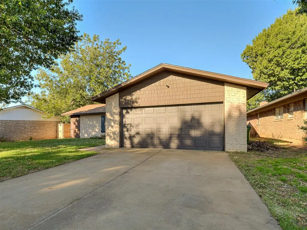 Photo 4 — 208 N Briarwood Street, Yukon, OK 73099