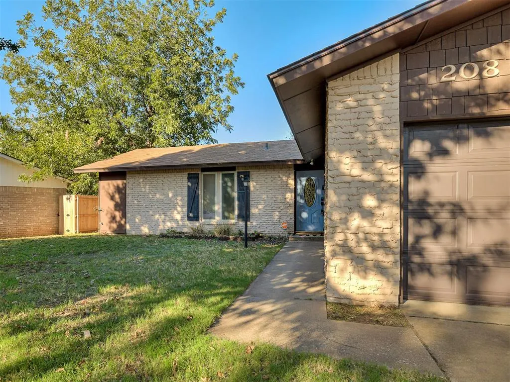 Photo 5 — 208 N Briarwood Street, Yukon, OK 73099