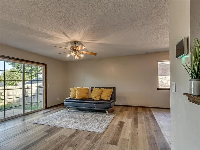Photo 8 — 208 N Briarwood Street, Yukon, OK 73099