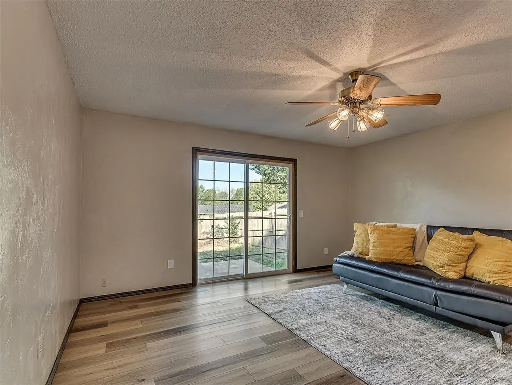 Photo 9 — 208 N Briarwood Street, Yukon, OK 73099