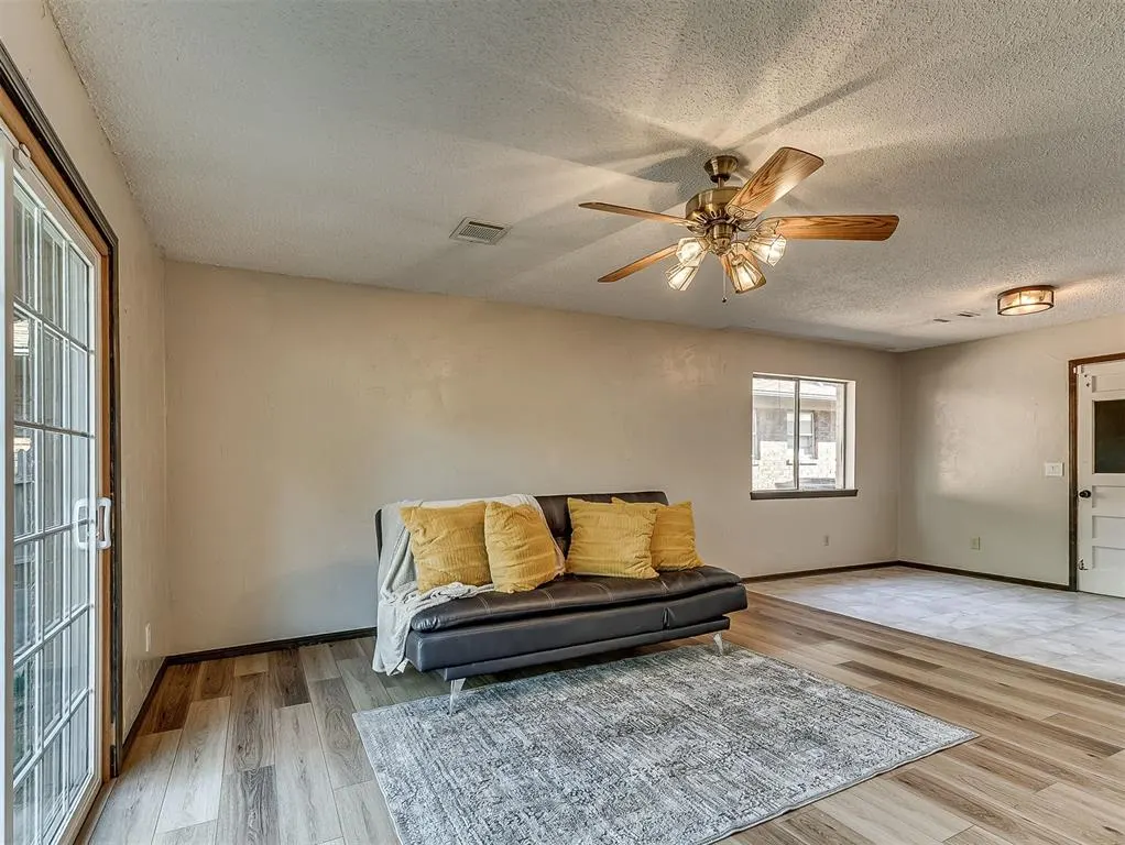 Photo 10 — 208 N Briarwood Street, Yukon, OK 73099