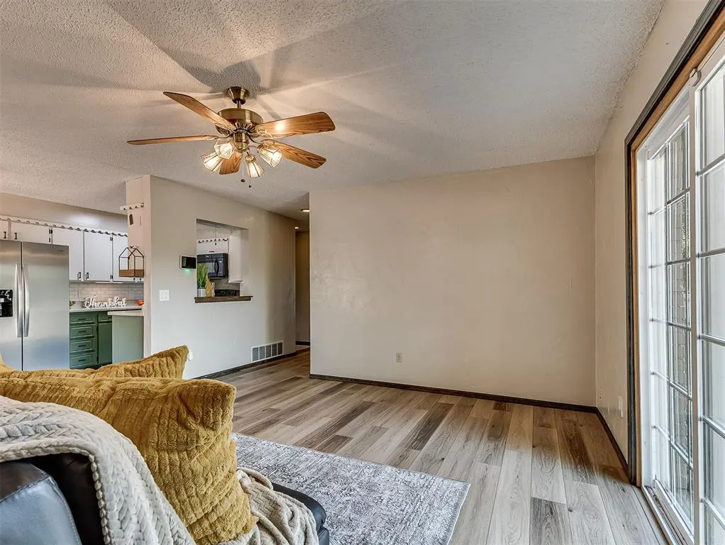 Photo 12 — 208 N Briarwood Street, Yukon, OK 73099