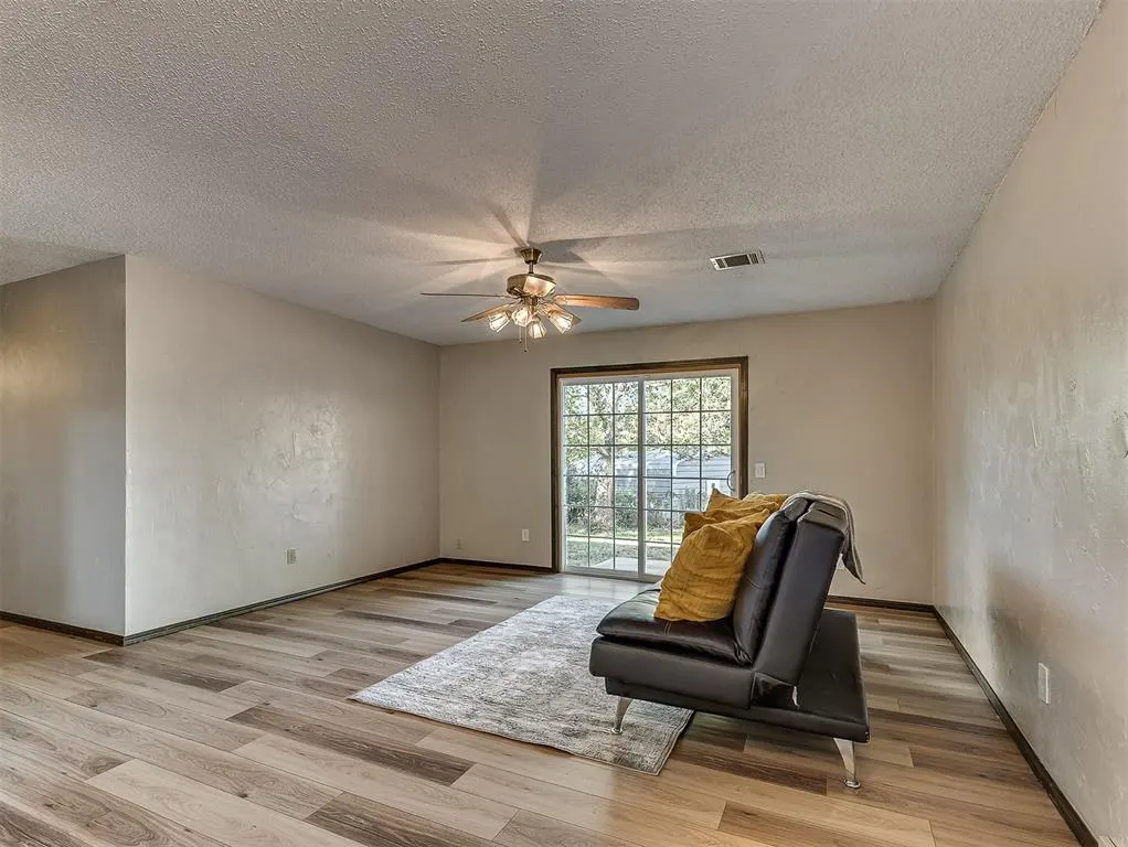 Photo 13 — 208 N Briarwood Street, Yukon, OK 73099