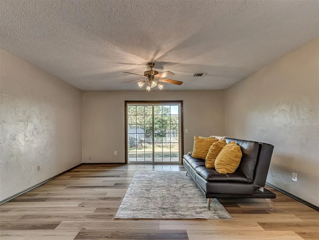 Photo 14 — 208 N Briarwood Street, Yukon, OK 73099