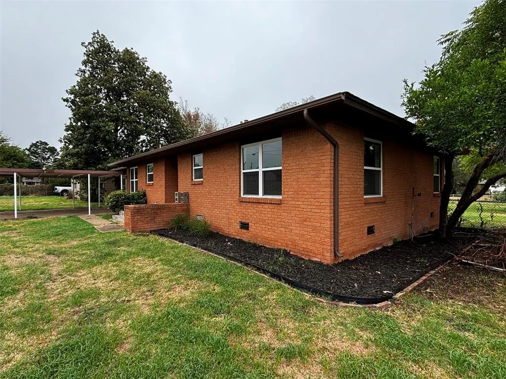 Photo 3 — 214 S 6th Street, Cyril, OK 73029
