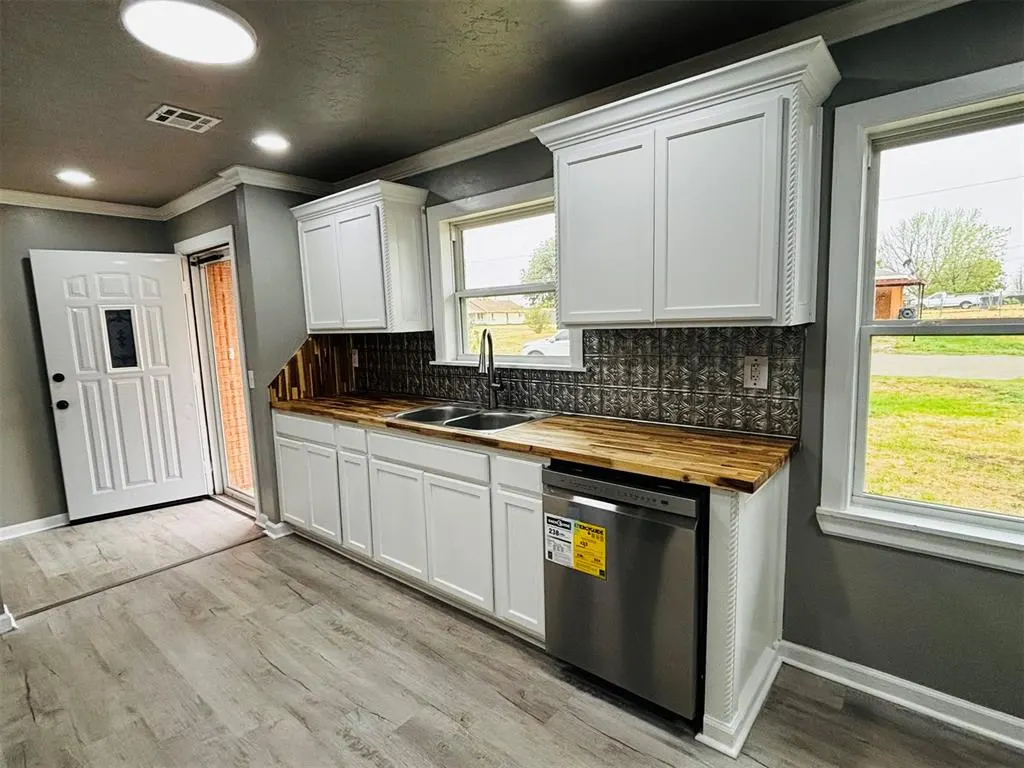 Photo 6 — 214 S 6th Street, Cyril, OK 73029