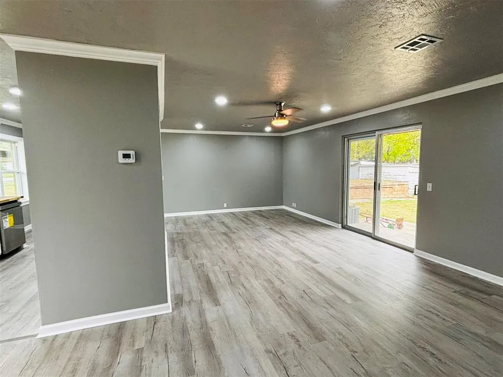 Photo 9 — 214 S 6th Street, Cyril, OK 73029